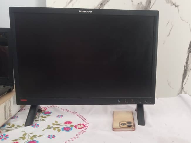 19" LED Lenovo Think Vision 0