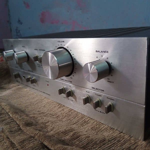 AKAI Am2250 Amplifier 1