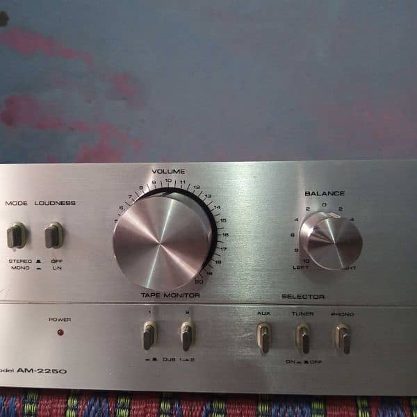 AKAI Am2250 Amplifier 2