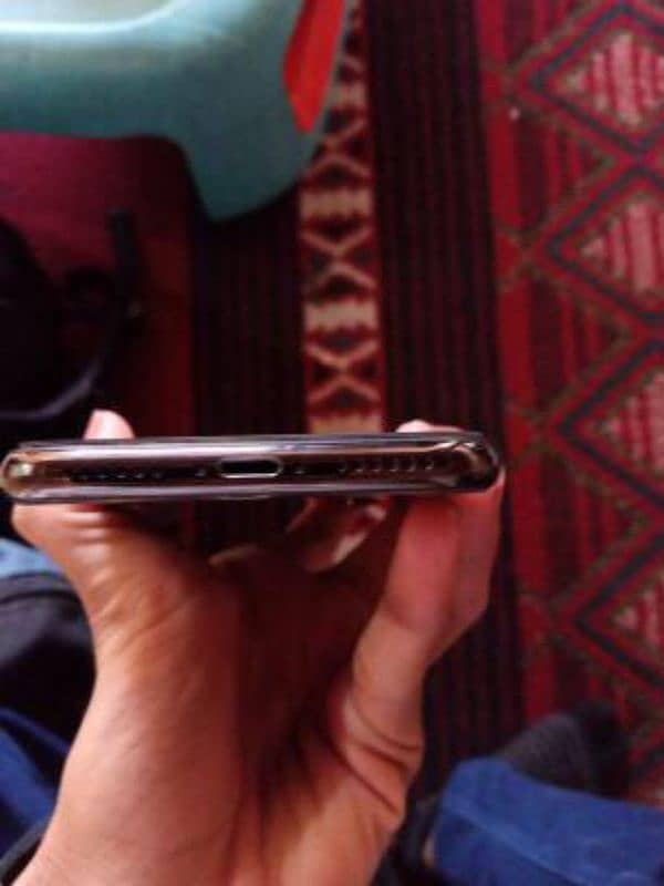 selling iphone x in very good condition 0