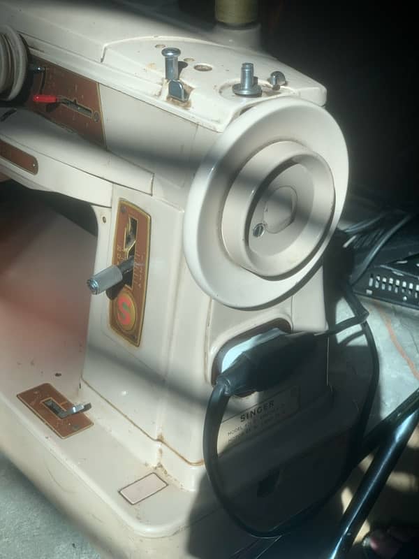 Singer Sewing Machine 401G 4