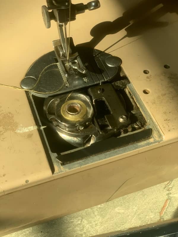 Singer Sewing Machine 401G 7