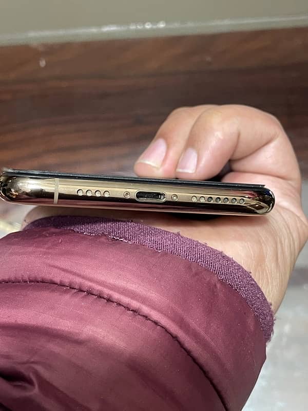 i phone 11 pro max 256 GB gold colour Non PTA 3