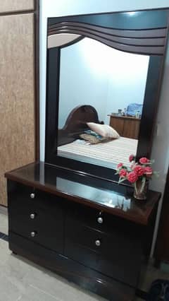 Beautiful dressing table/ elegant dressing table new condition