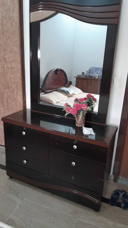 Beautiful dressing table/ elegant dressing table new condition 2