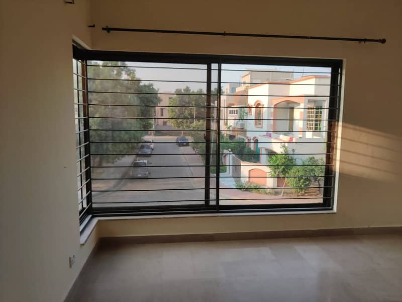 10 Marla USed House For sale Bahria Town lahore 4