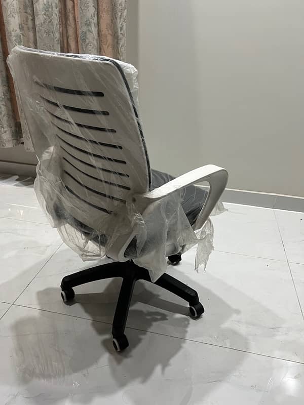 Office Chairs and table White/grey 3