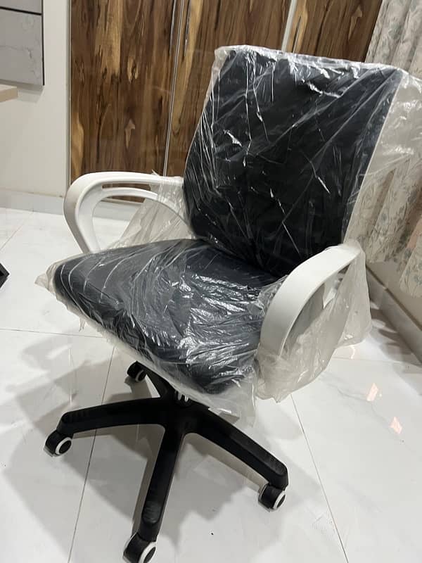 Office Chairs and table White/grey 4