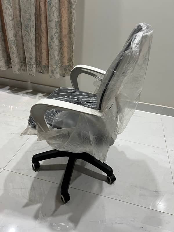 Office Chairs and table White/grey 5