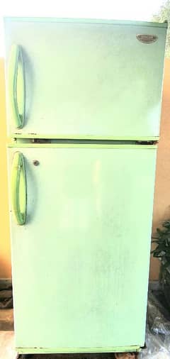 Singer Genuine 10 cubic feet refrigerator in good working condition