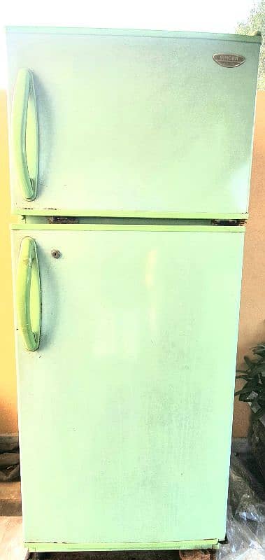 Singer Genuine 10 cubic feet refrigerator in good working condition 0