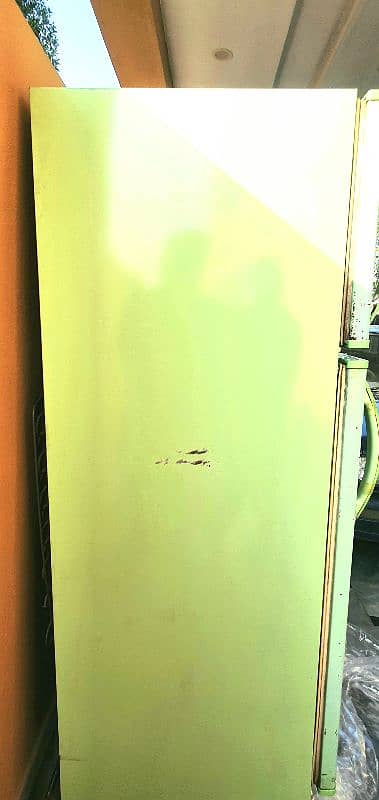 Singer Genuine 10 cubic feet refrigerator in good working condition 2