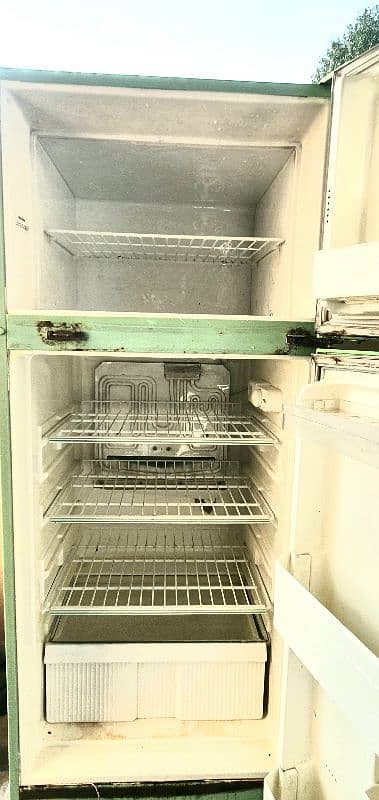 Singer Genuine 10 cubic feet refrigerator in good working condition 3