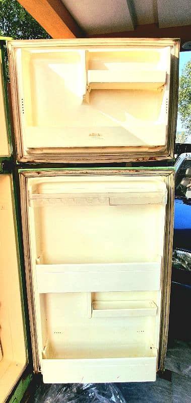 Singer Genuine 10 cubic feet refrigerator in good working condition 5