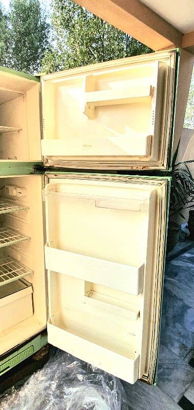 Singer Genuine 10 cubic feet refrigerator in good working condition 8