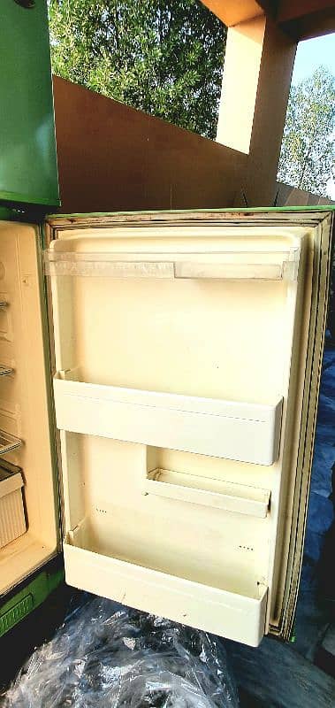 Singer Genuine 10 cubic feet refrigerator in good working condition 11