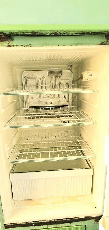 Singer Genuine 10 cubic feet refrigerator in good working condition 12