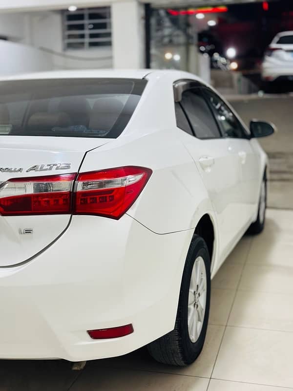 Toyota Corolla Altis 1.6 2015 4