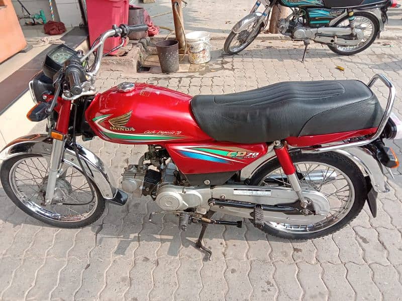 old model laver Ky liye bhot achee bike hy engine sound ok gy 4