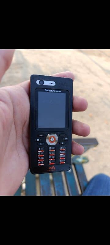 Sony Ericsson W880i 0