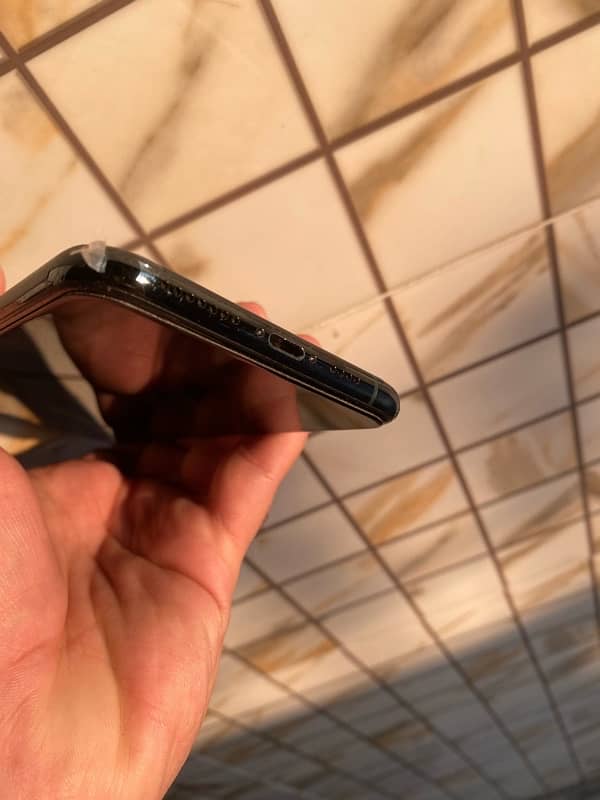 iphone 11 pro max non pta 10/10 condition. 4