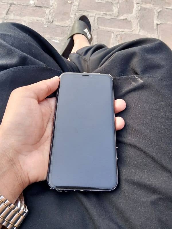 iPhone 11 | JV | 97 Battery Health | Black | 10/10 1