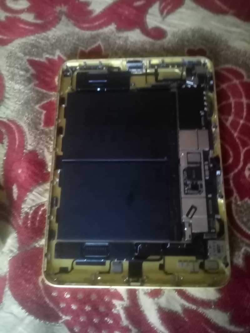 I pad 10th gen lcd need hay kise pe pass hay to mujhe message karen 1