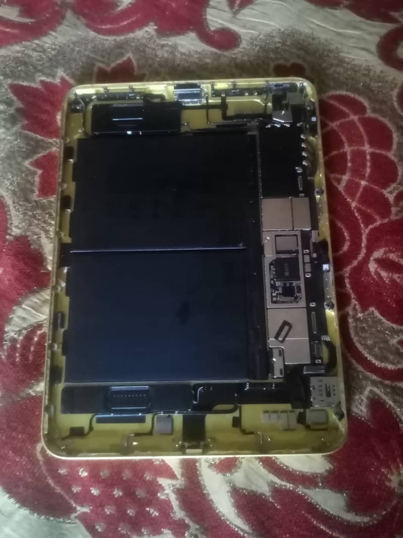 I pad 10th gen lcd need hay kise pe pass hay to mujhe message karen 2