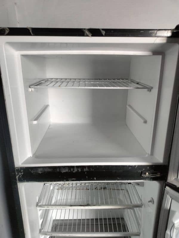 Medium size Fridge For Sale in Cheap Price 3