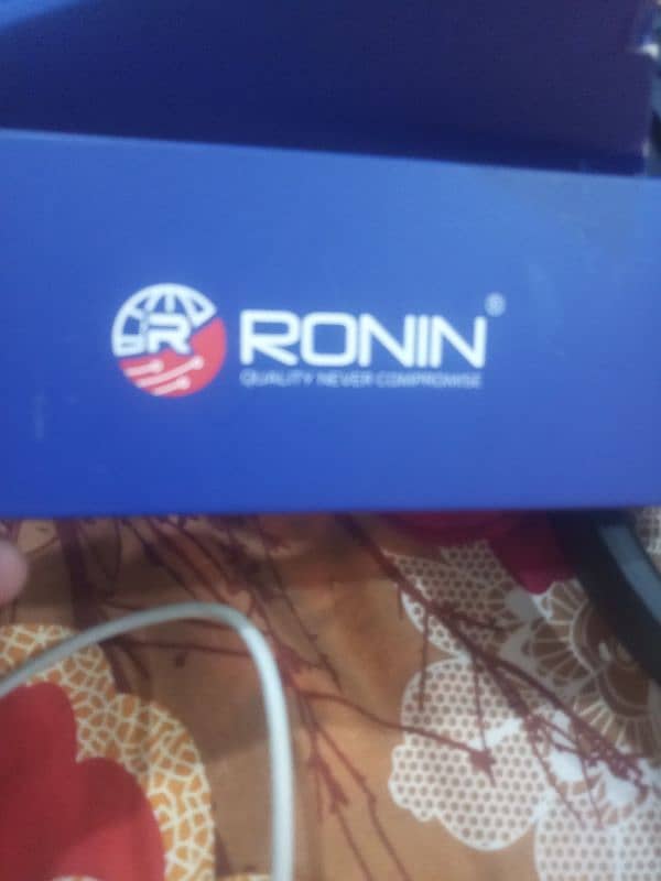 Ronin r4400   head phones with extreme base  with excellent condition 1