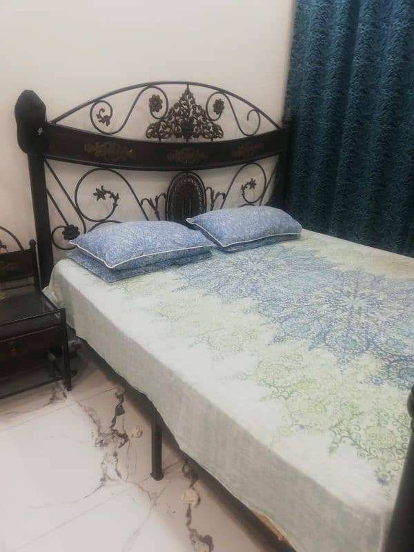 King size metal bed 4