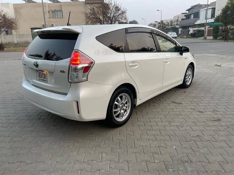 Toyota Prius Alpha 2015 3