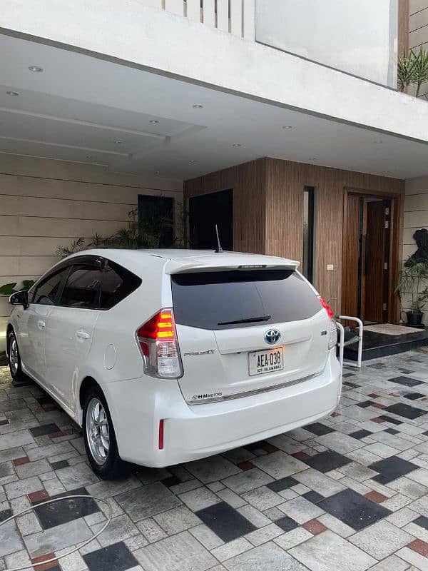 Toyota Prius Alpha 2015 5