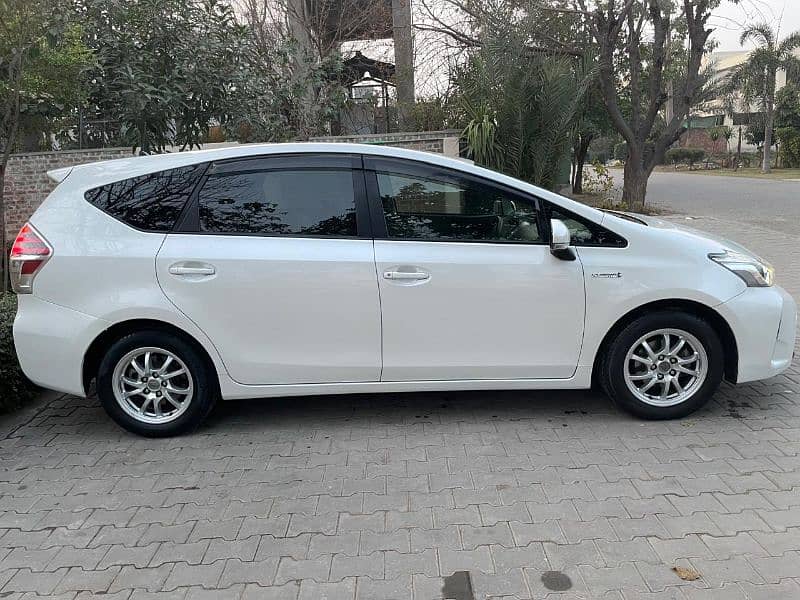 Toyota Prius Alpha 2015 10