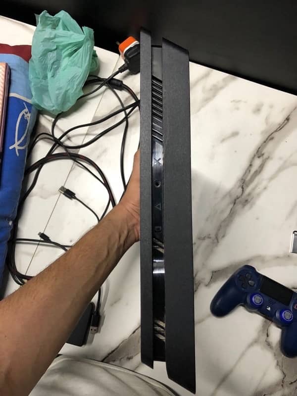 PS4 Slim | 1 TB | Jailbreak | 2 Controllers 3