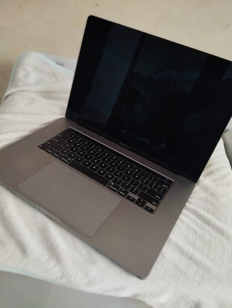 Macbook Pro 2019 i9 16GB 1TB 9