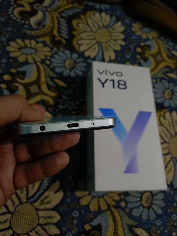 vivo y18 only box 7 month warunty 6+6/128 2