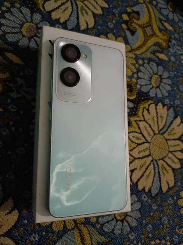 vivo y18 only box 7 month warunty 6+6/128 11