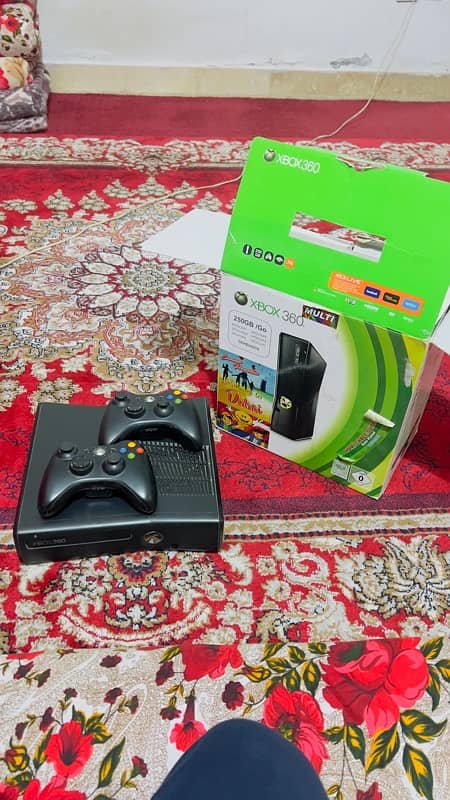 Xbox 360 (250GB) +2 controllers 1