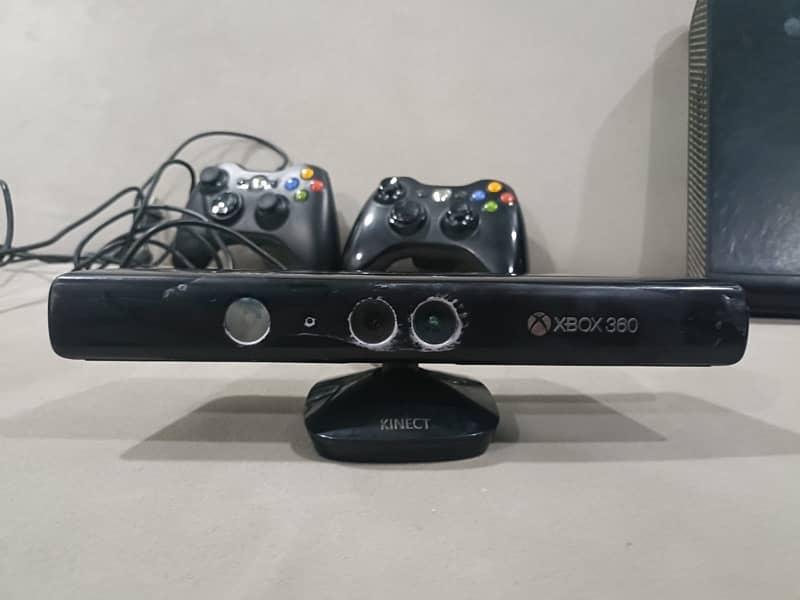 XBOX 360 Ultra Slim With 2 Controllers &with 1 Kinect all Wire Genuine 4