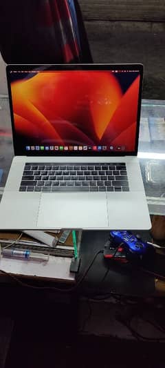 Macbook pro 2017 touch bar 15 inch