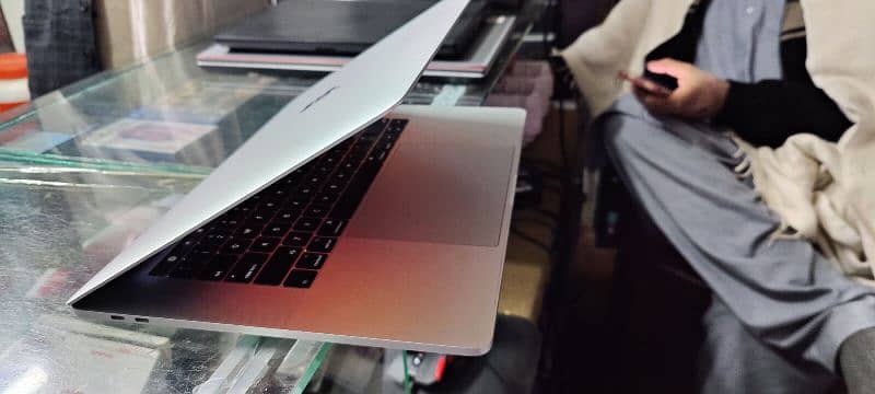 Macbook pro 2017 touch bar 15 inch 6