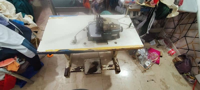 Japanese overlock machine in running condition. 0