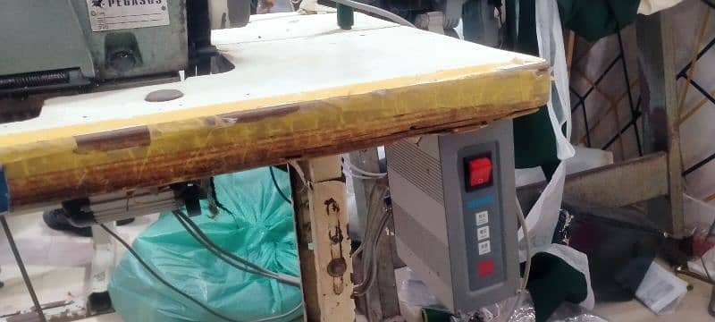 Japanese overlock machine in running condition. 4