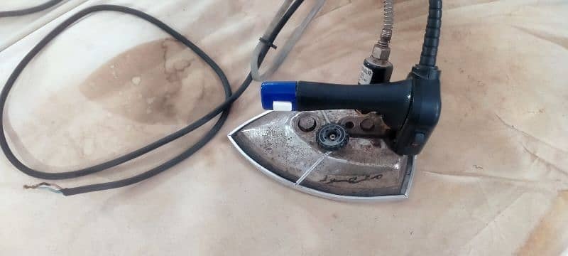 Steam iron in good and running condition. 0