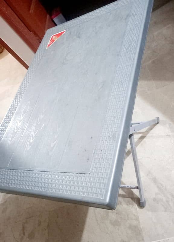 Table just 15 days used. come and buy 0