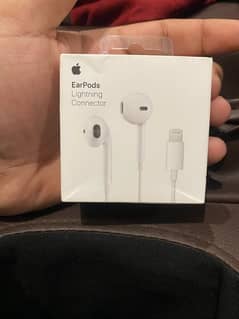 apple earphones orignal came from saudia