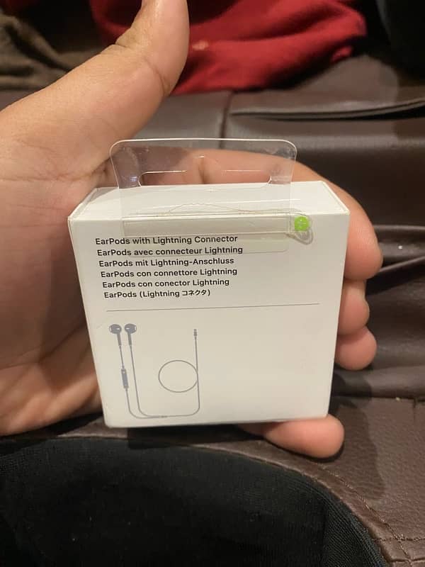 apple earphones orignal came from saudia 1