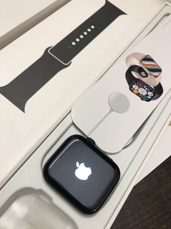 Apple logo Series 7 smartwatch 0