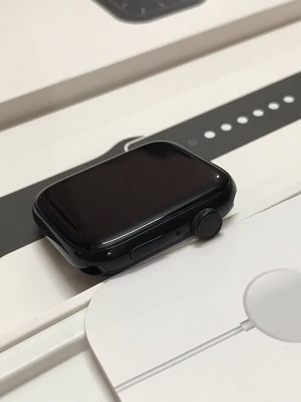 Apple logo Series 7 smartwatch 1